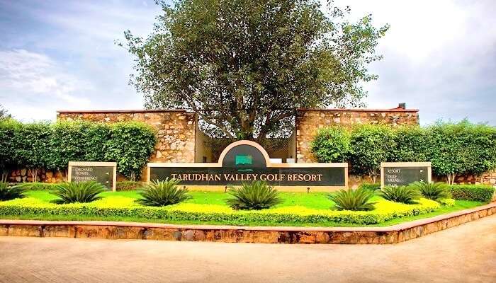 entry of Lemon Tree Hotel, Tarudhan Valley, Manesar