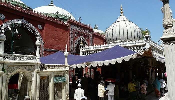 -Nizamuddin_Dargah_and_Jamaat_Khana_Masjid,_Delhi