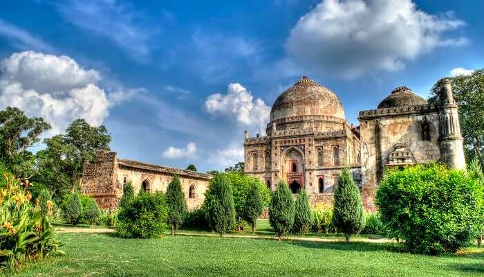 Lodhi_Gardens_on_a_sunny_day