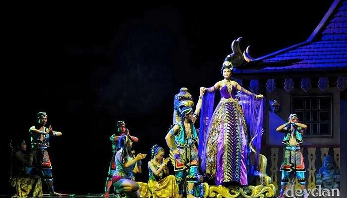 theatrical performance is beautifully conceptualised