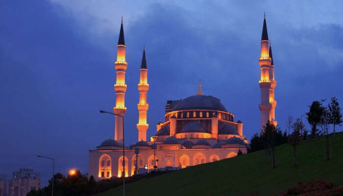 modernios architektūros mečetė