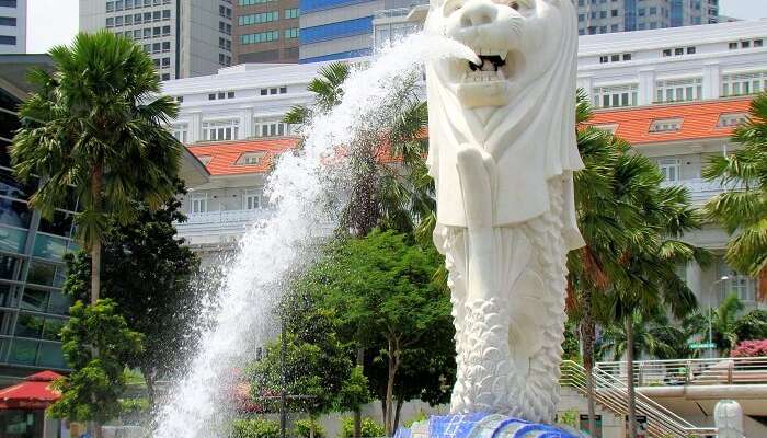 Take a stroll at the Merlion Park