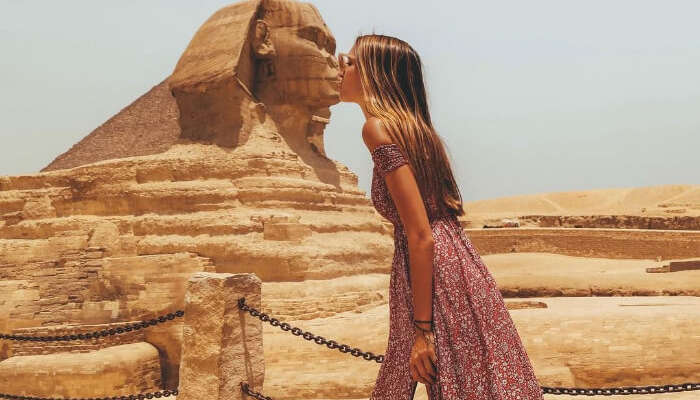 kissing photo at the Sphinx