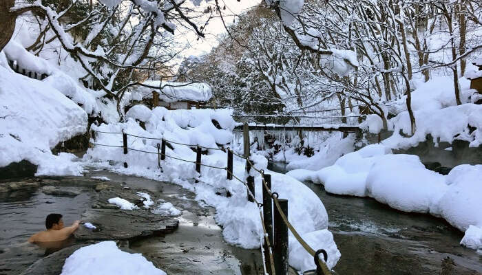 tilbring dagen med Å slappe Av På Takaragawa Onsen