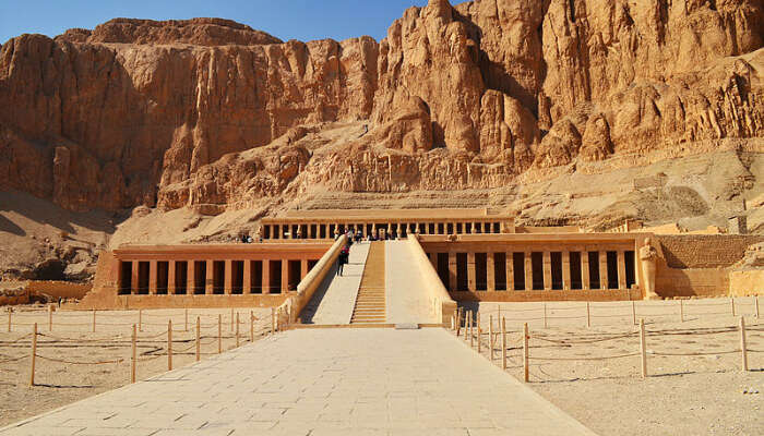 https://img.traveltriangle.com/blog/wp-content/tr:w-700,h-400/uploads/2018/11/Temple-of-Hatshepsut.jpg