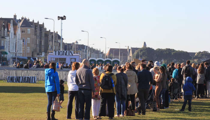 mensen die in een wachtrij staan 