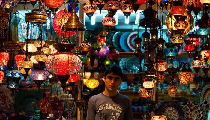 Una bancarella di lampade nel Grand Bazaar