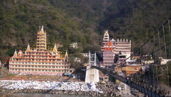 गंगा के तट पर मंदिर