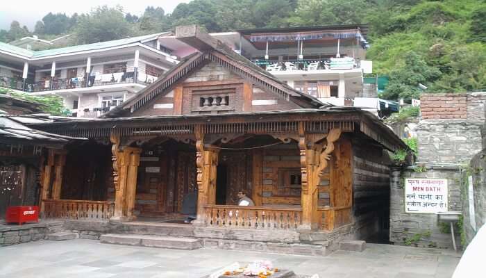 famous temple in Vashisht Kund