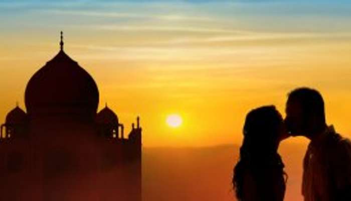 a couple in front of taj mahal
