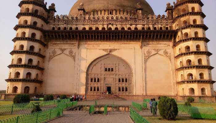 Real Reason Why Gol Gumbaz Is The Must Visit Place In Karnataka