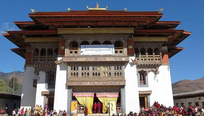 it is located on a hill ridge overlooking the vast and beautiful Phobjikha Valley