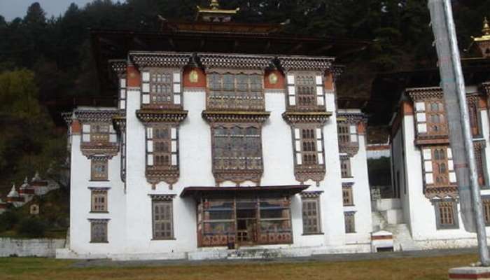 it is a large, active and important Temple Complex of Buddhist Temple