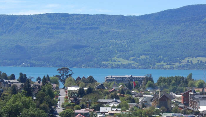 Гора и озеро