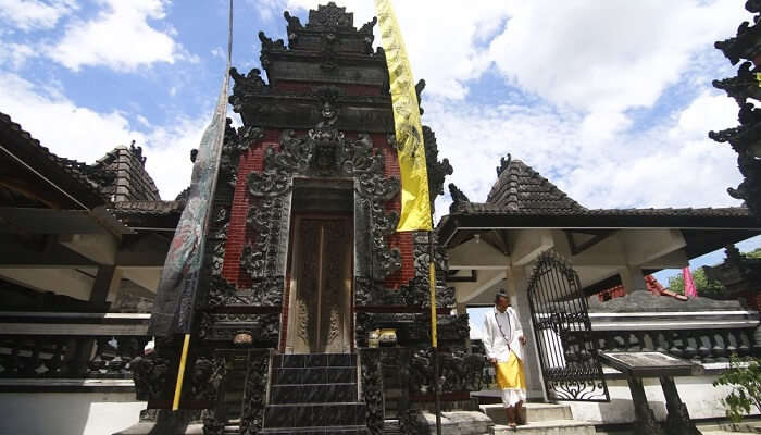 A mas was praying at Pura, Bali