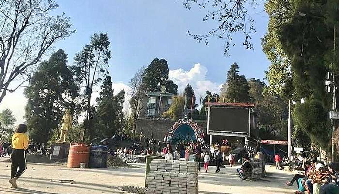 Also known as The Mall, taking a stroll through this bustling market is one of the best things to do in Darjeeling