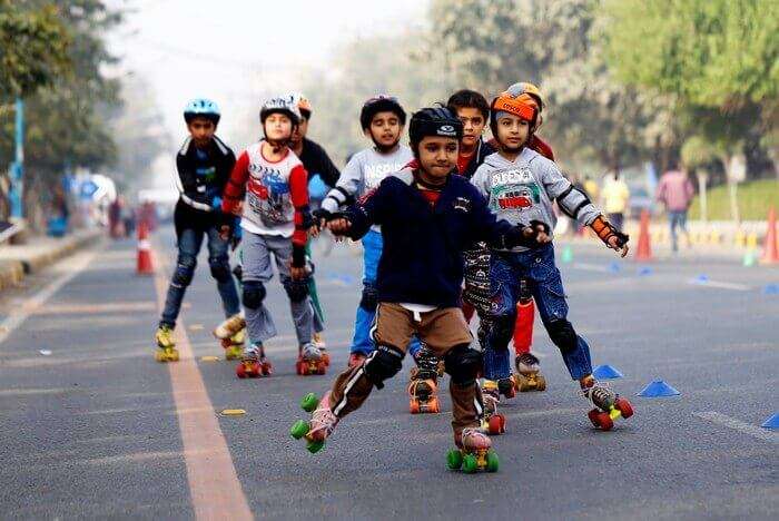 Kids skating in the inner circle of CP on Raahgiri day