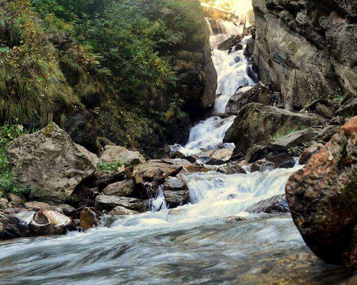 Gushing water and a scenic view on way to Kheer Ganga