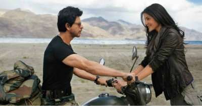 Bollywood scene of SRK and Anushka at Ladakhh