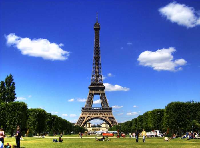 Picture perfect romantic evening in France at Eiffel Tower