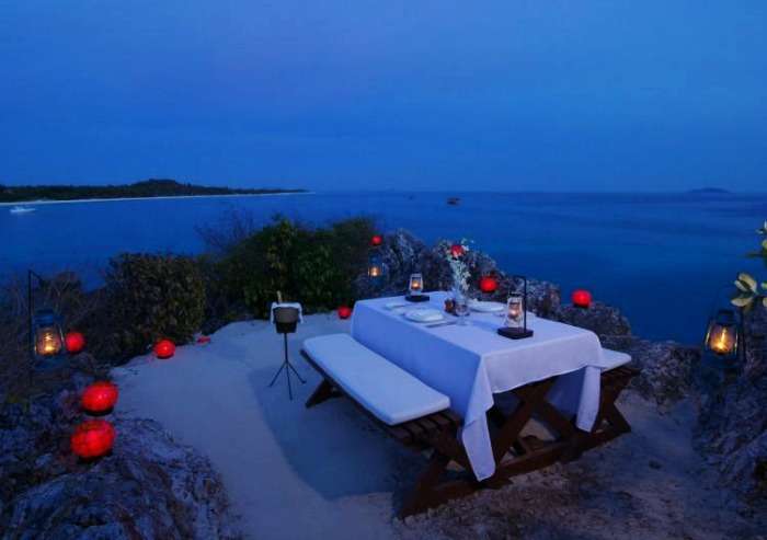 Enjoy romantic dinner with your partner with the big waves lapping, Kerala