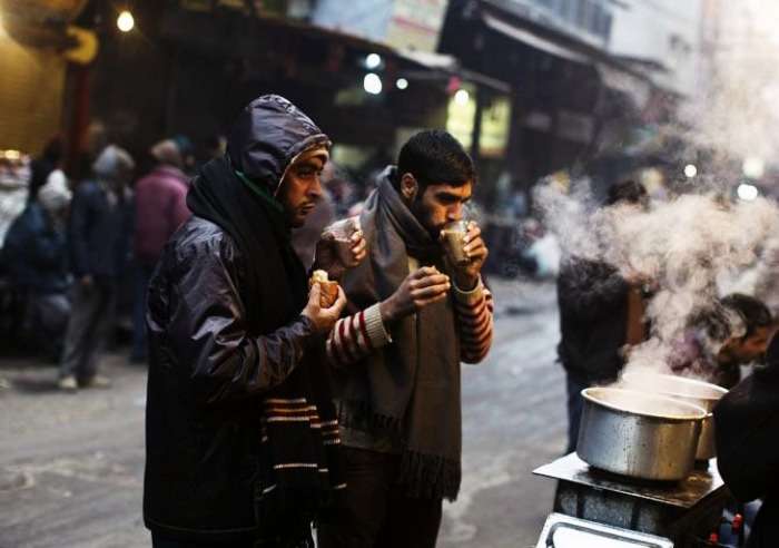 People sipping tea on a cold Delhi morning