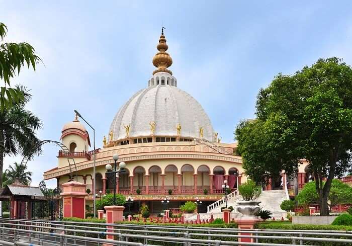 A glorious view of temple in Mayapur which is one of the wonderful places for a weekend getaway from Kolkata