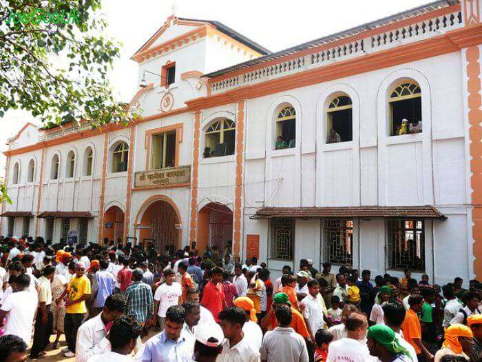Mob in front of Damodar temple in Goa
