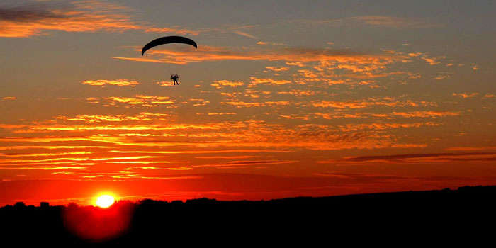 Fly above the sun while you paraglide in Mahabaleshwar