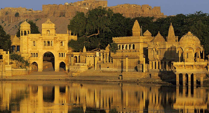 The reflection of Udaipur fort in the river looks splendid.