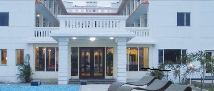 The entrance to the Victoria Beach Resort