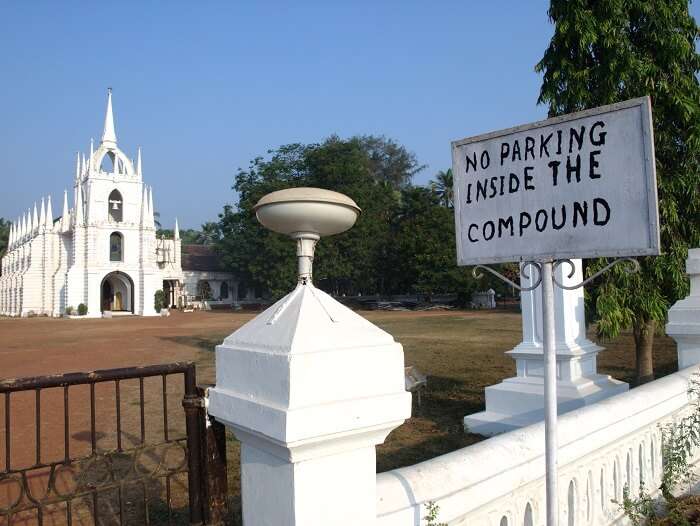 entry to the church of mae de seus