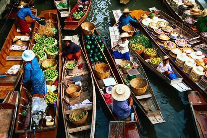 Une vue d'angle supérieure du célèbre marché flottant de Pattaya
