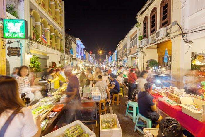 Le marché de la rue piétonne de Phuket animé par les acheteurs