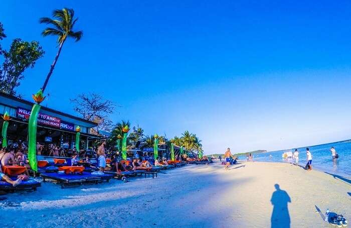A view of the beach and the Ark Bar Beach Resort in Koh Samui