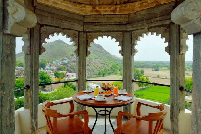 A private balcony in the deluxe suite of the Raas Devigarh