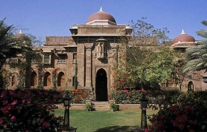 The colonial style Ranbanka Palace and the garden in the hotel