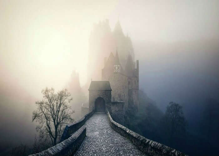 Mysterious path to the castle