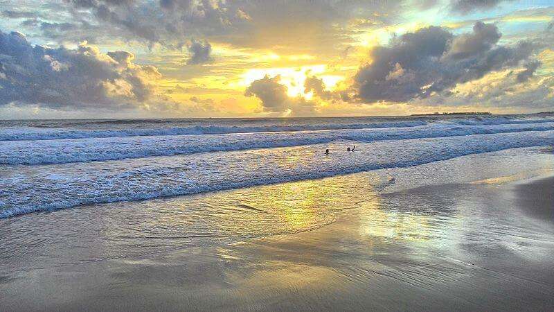 An amazing view of beach in Tarkarli which is known for its serene beaches, gorgeous backwaters, and beautiful blue waters