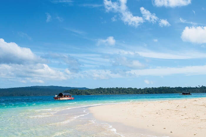 Shallow turquoise water at Jolly buoy island