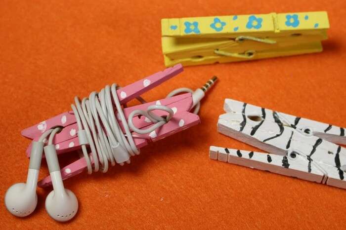 A detangle earphone holder