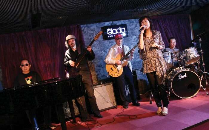 A woman performing with band in Dada Bar & Lounge in Tsim Sha Tsui