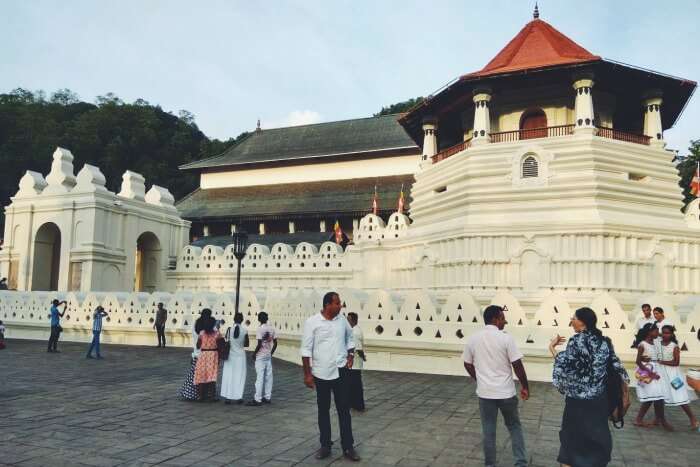 temple of tooth relic in kandy