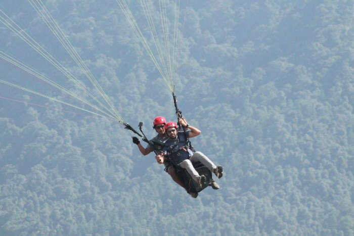 soumya coming back to the ground after paragliding in bir