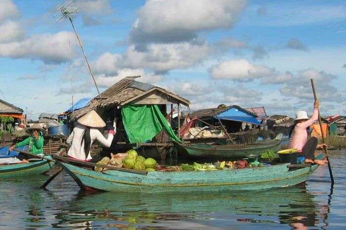 Sailing to the adorable floating market of Tonle Sap