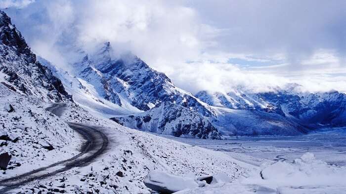 A stunning view of Snowfall in Manali