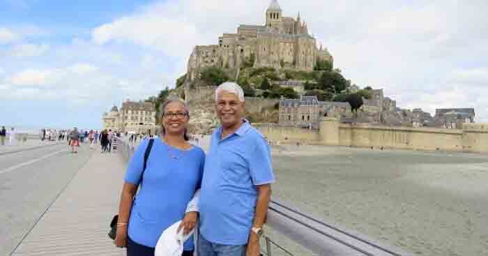 Reired couple traveling together