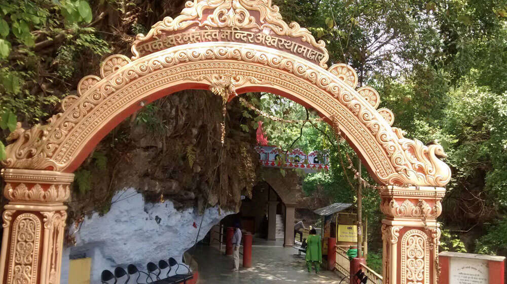 A spectacular view of Tapkeshwar Temple main gate which is ranks among one of the best places to visit in Dehradun