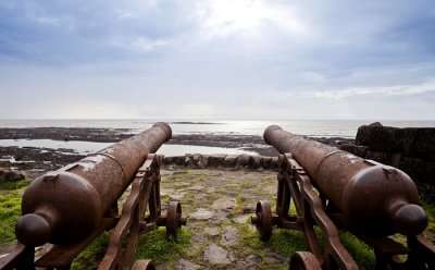 A wobderful view of two canons facing the beach in Alibaug, which is one of the best places to visit in Maharashtra in Summer