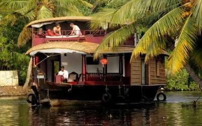 Couple on a Alleppey honeymoon houseboat in Kerala